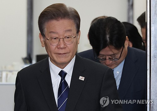 검찰, '이재명 법인카드 유용 의혹' 관련 경기도청 압수수색